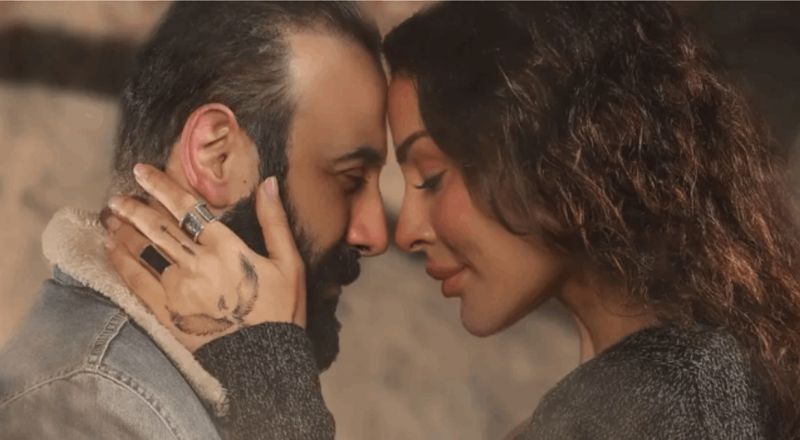 قبلة من قصي خولي لنادين نجيم خلال افتتاح مهرجان البحر الأحمر.. والجمهور مزعوج: وين خطيبك؟