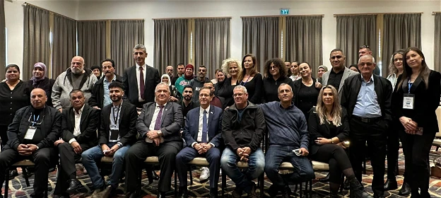 هرتسوغ يلتقي العائلات اللاجئة من عرب العرامشة في فنادق الناصرة