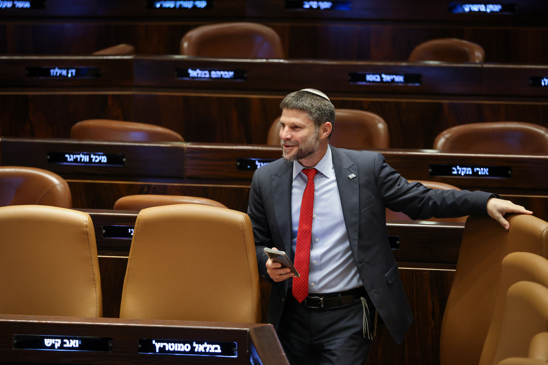 ميزانية 2024: زيادة ضريبة السجائر والسيارات الكهربائية