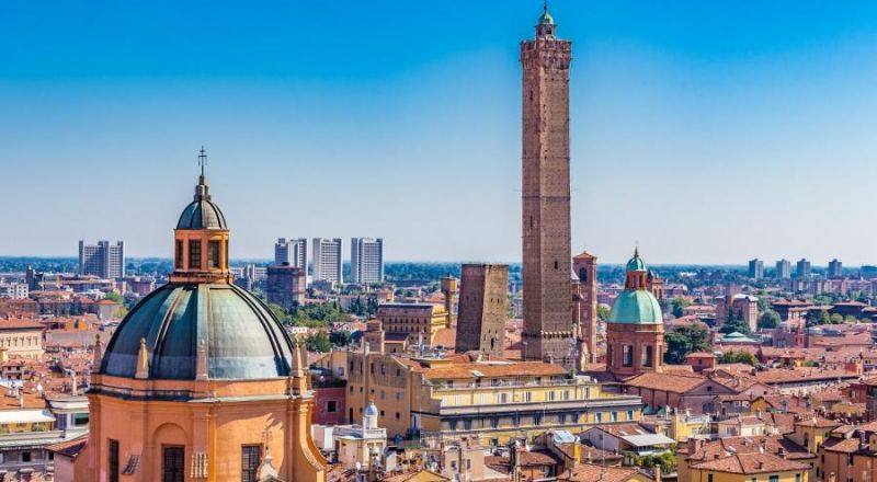 بولونيا وجهة إيطالية غنية بالمعالم التاريخية والثقافية