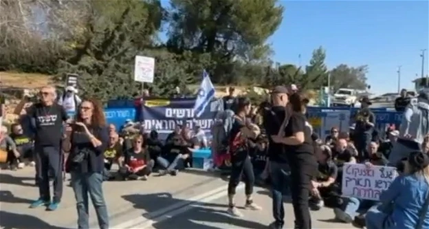 على خلفية المطالبة بإسقاط حكومة نتنياهو- الشرطة تقمع عشرات المتظاهرين من أمام الكنيست الإسرائيلي