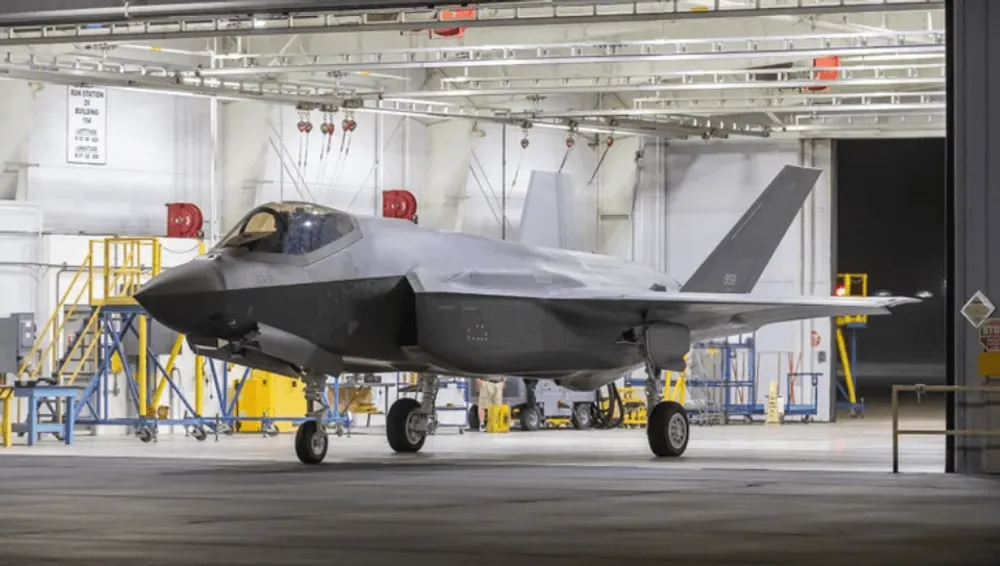 القناة 12: : أسلحة أمريكية تضم عشرات المقاتلات من طراز إف 35 و-إف 15 ومروحيات أباتشي ستصل إسرائيل