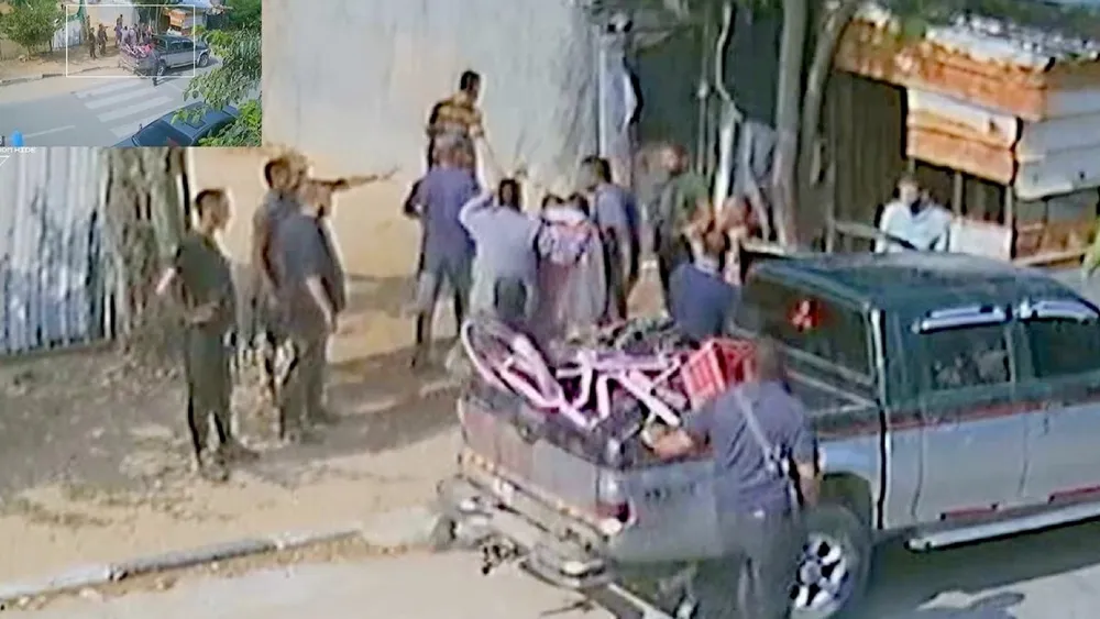 إسرائيل تكشف فيديوهات لعائلة بيباس المختطفة في غزة، وتعلن :هم بيدي منظمة يطلق عليها سادة الصحراء