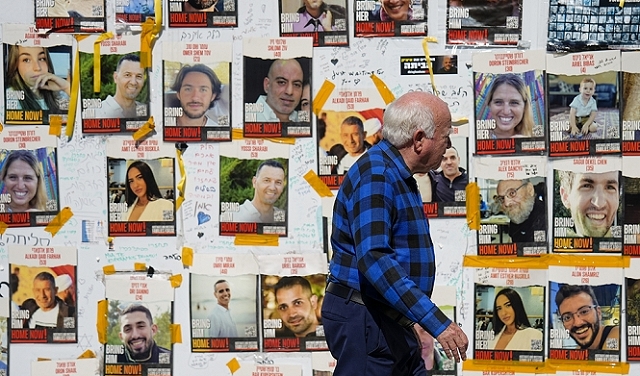 مسؤول ملف الأسرى الإسرائيليين يطالب عائلاتهم بالضغط على الحكومة