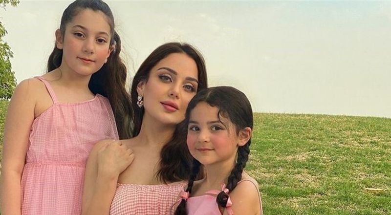 حفيدتا هيفا وهبي حديث الجمهور.. والصُغرى نسخة عن جدتها!