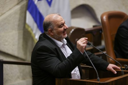 منصور عباس يقترح تشكيل قائمتين عربيتين مع اتفاق فائض أصوات