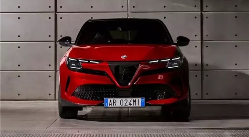 بسبب ضغوط سياسية.. ألفا روميو تغير اسم سيارتها الجديدة