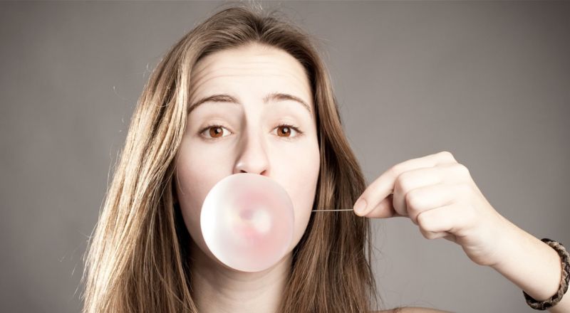 ما هي فوائد وأضرار مضغ اللبان؟