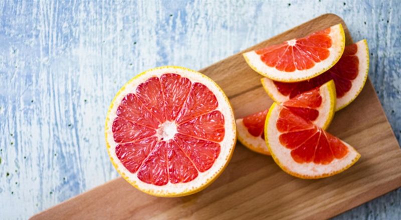 رغم ما يملكه من فوائد.. متى يجب الامتناع عن تناول الغريب فروت؟