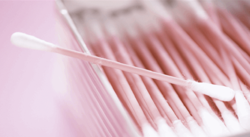 لماذا ينبغي عدم استخدام أعواد القطن لتنظيف الأذن؟