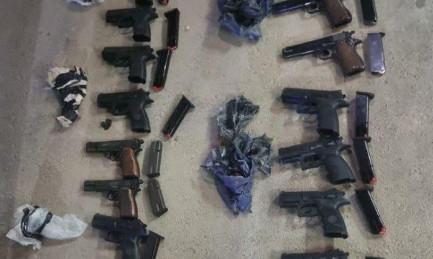 احباط عملية تهريب 17 مسدسًا من الأردن إلى إسرائيل واعتقال قاصر من بئر هدّاج