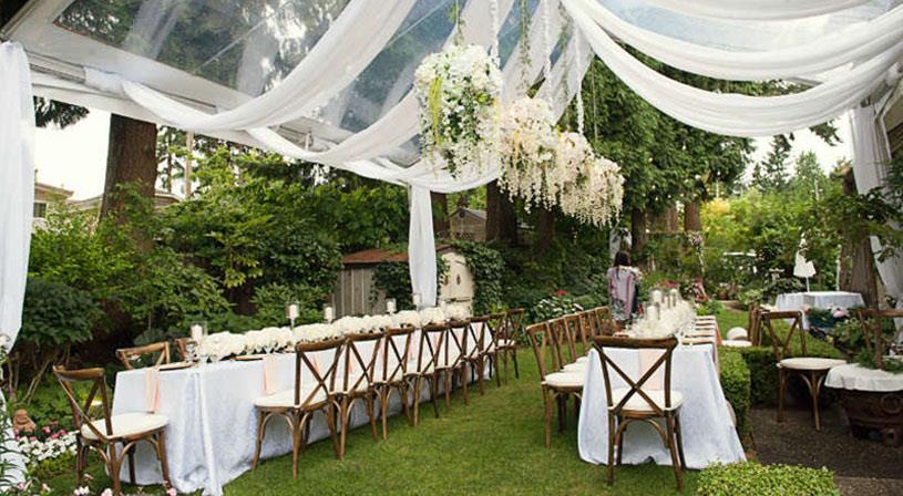 ثريات الزهور تضفي لمسة حالمة لحفل زفافك