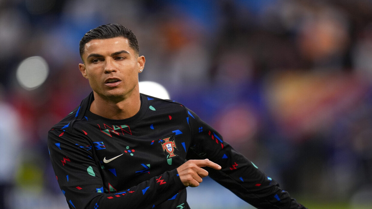 والله أنت تكذب . رونالدو يفاجئ مشجعا قبل رحلة السوبر!