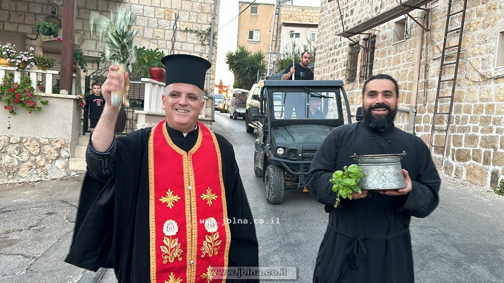 معليا تُحيي مسيرة الصليب بدورة كاهن الرعية والمرنمين على بيوت البلدة وحضور مُشرف لسيادة المطران يوسف متى