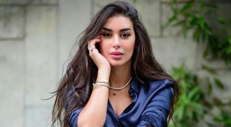 ياسمين صبري تخطف الأنظار بالعباءة الخليجية