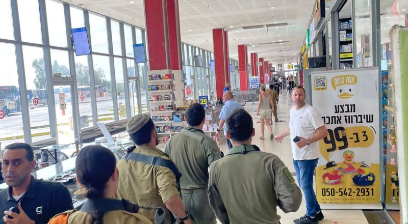 مقتل شابه( 27 عاماً) و10 اصابات اخرى في عملية طعن وإطلاق النار ببئر السبع.وتحييد المنفذ وهو أحمد سعيد العقبي من بلدة حورة بالنقب