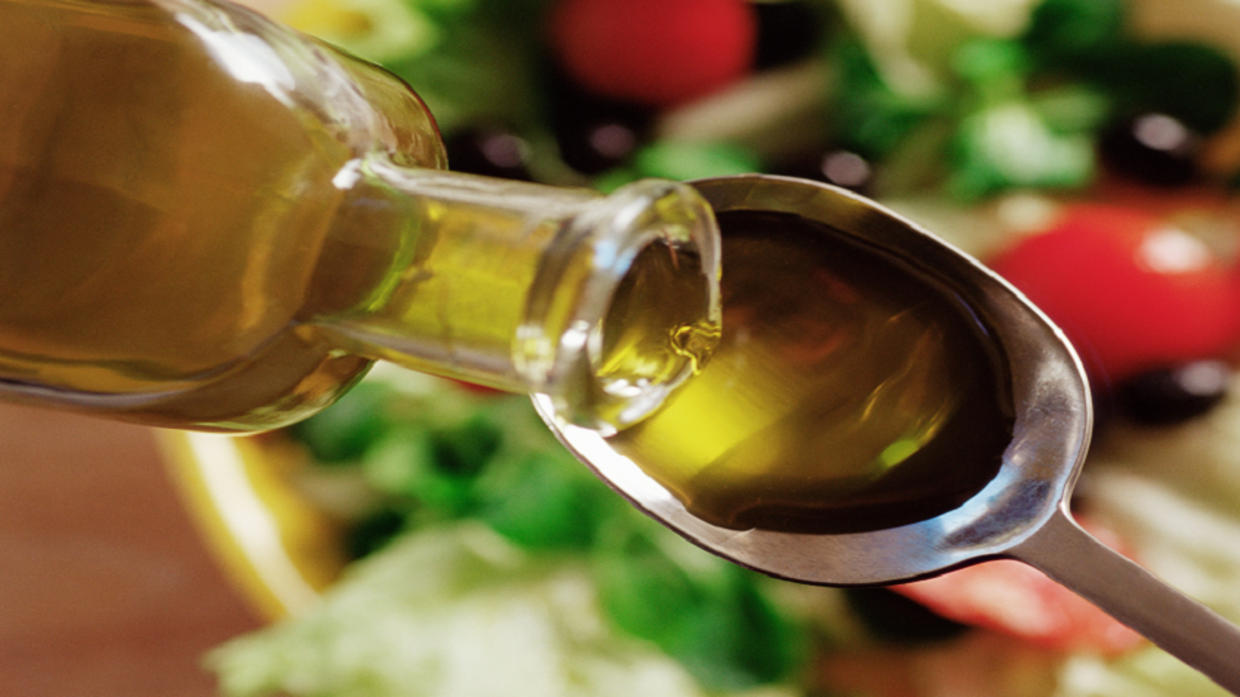 زيت الزيتون.. سلاح طبيعي ضد مرض خطير يصيب كبار السن