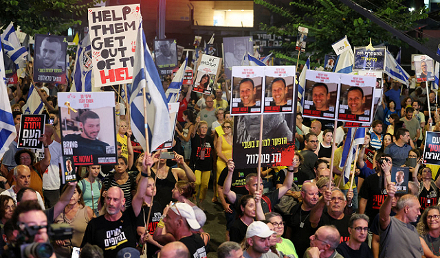 عشرات الإسرائيليين يتظاهرون للمطالبة بصفقة تبادل الأسرى