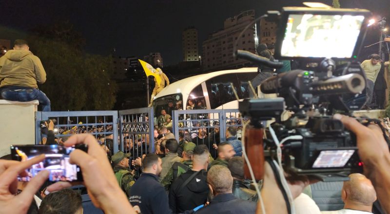 الأسرى يصلون إلى رام الله: استقبال حاشد للأسير زكريا زبيدي