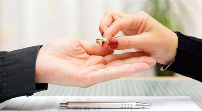 بعد 6 سنوات زواج.. الفنانة الشهيرة تُعلن انفصالها بشكل مُفاجئ عن زوجها هل الإنجاب السبب؟