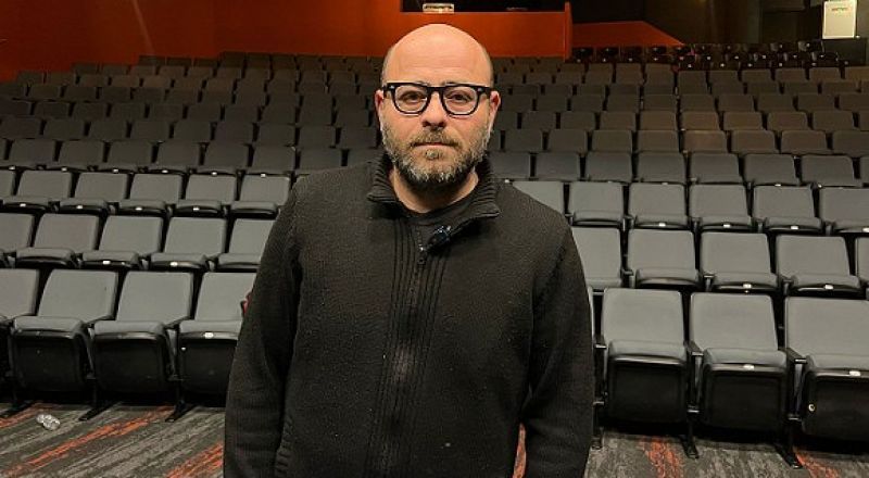 الشرطة تطلق سراح الفنان نضال بدارنة بعد التحقيق معه بتهمة -التصرف بطريقة قد تمس بسلامة الجمهور