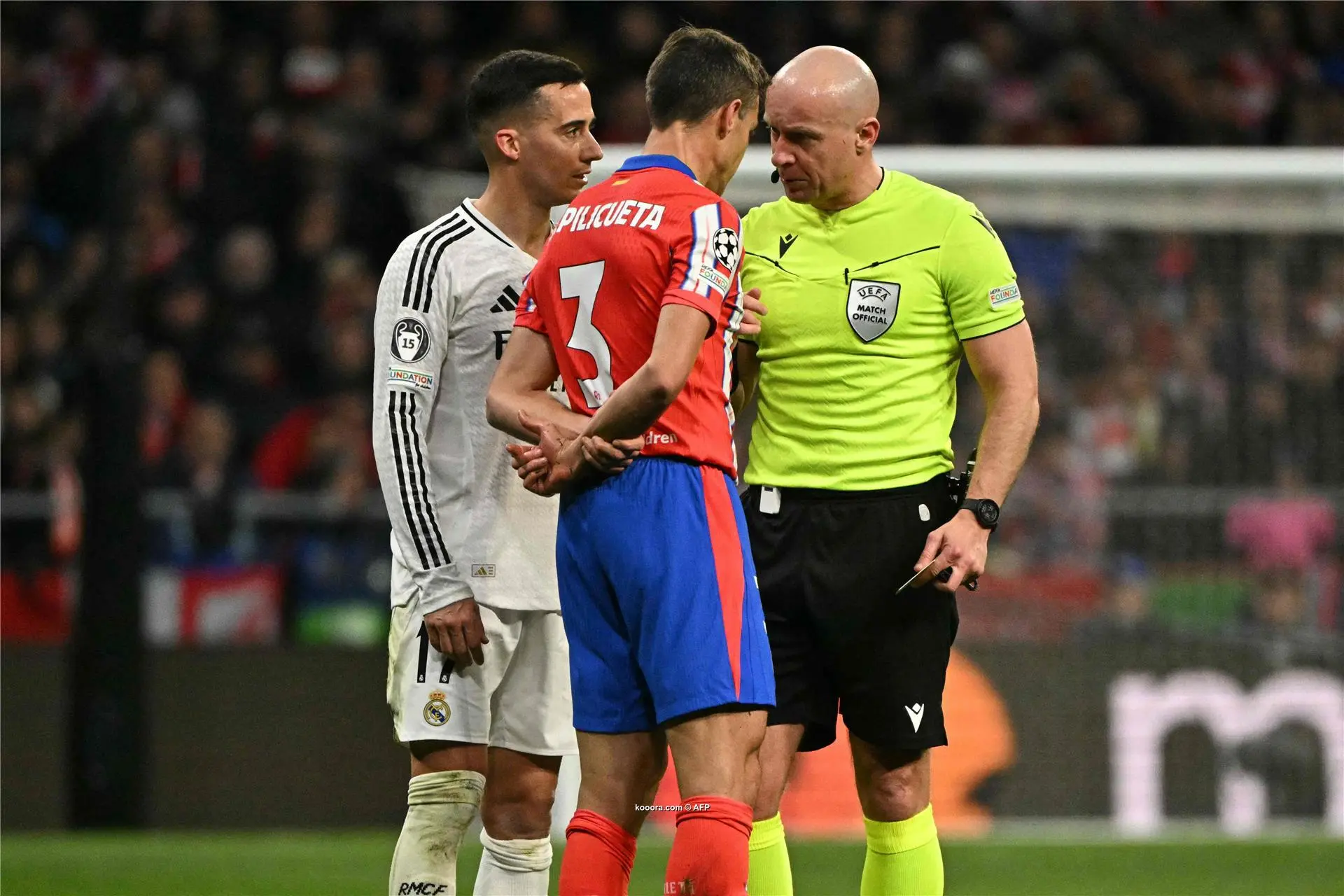 حكم ديربي مدريد يكسر صمته بشأن لقطة ألفاريز