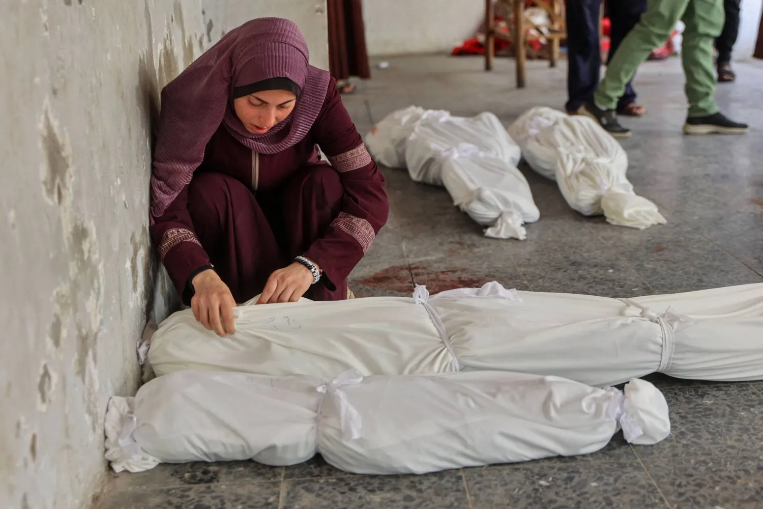 نتنياهو يهدد بالسيطرة على غزة... و«حماس» تحذر من استعادة الرهائن «في توابيت»