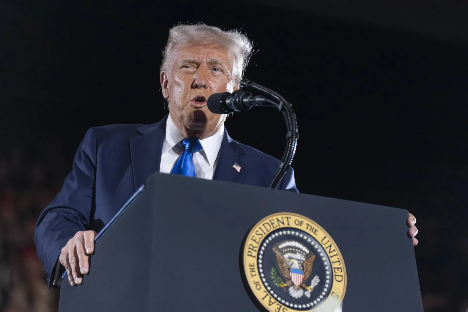 ترمب يقول إنه لا يتطلع إلى ولاية ثالثة... ولا يعرف ما إذا كان عليه الالتزام بالدستور