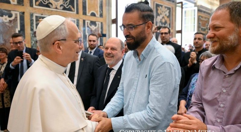 البابا ليو الرابع عشر يستقبل عزيز أبو سارة ومعوز ينون: لقاء تاريخي لدعم السلام الفلسطيني-الإسرائيلي