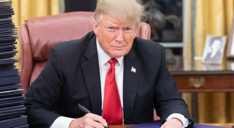 ترامب يدافع عن نتنياهو ويطالب بوقف محاكمته