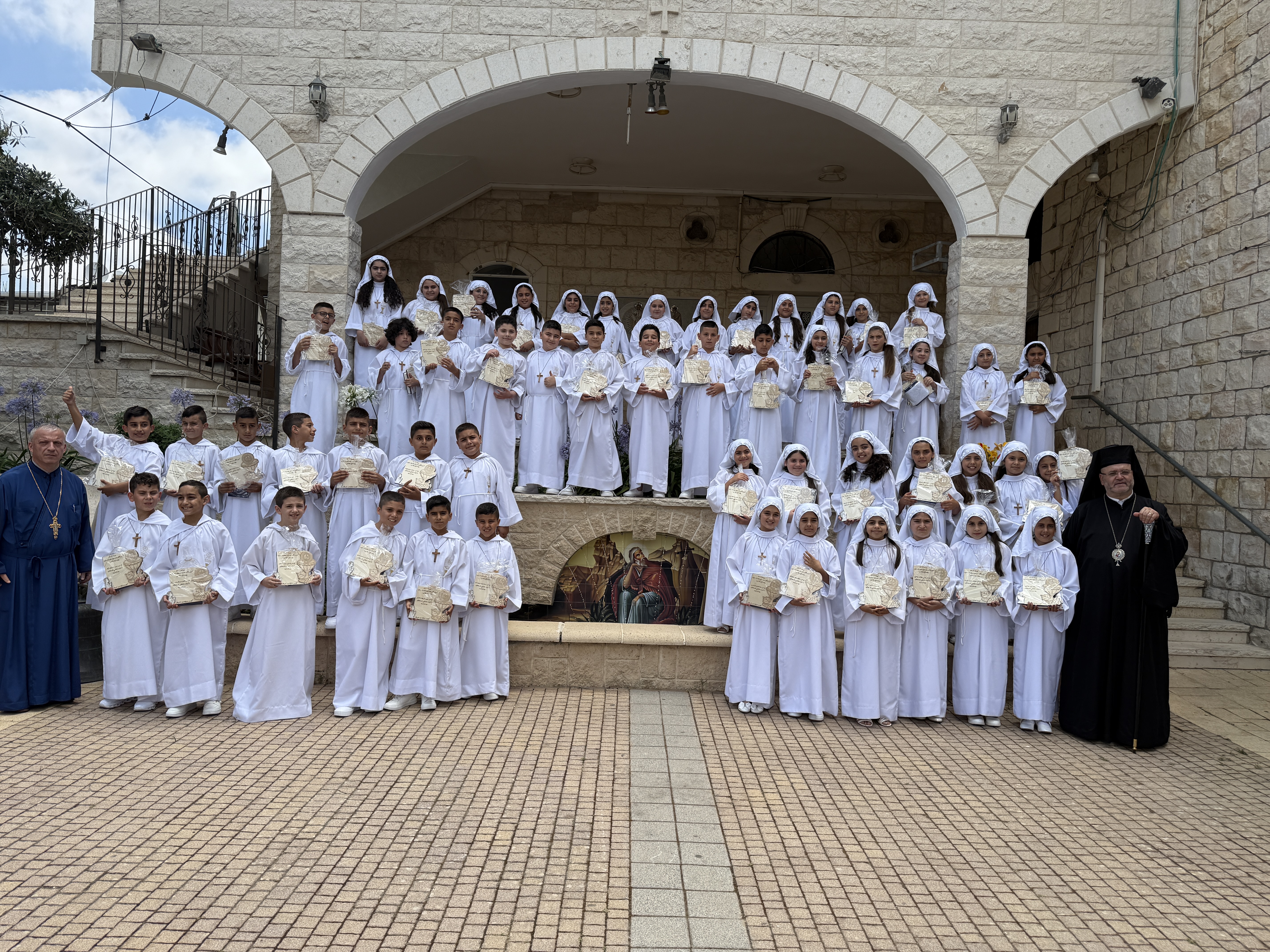 احتفال مهيب في فسوطة بالمناولة الأولى في أجواء من الإيمان والفرح