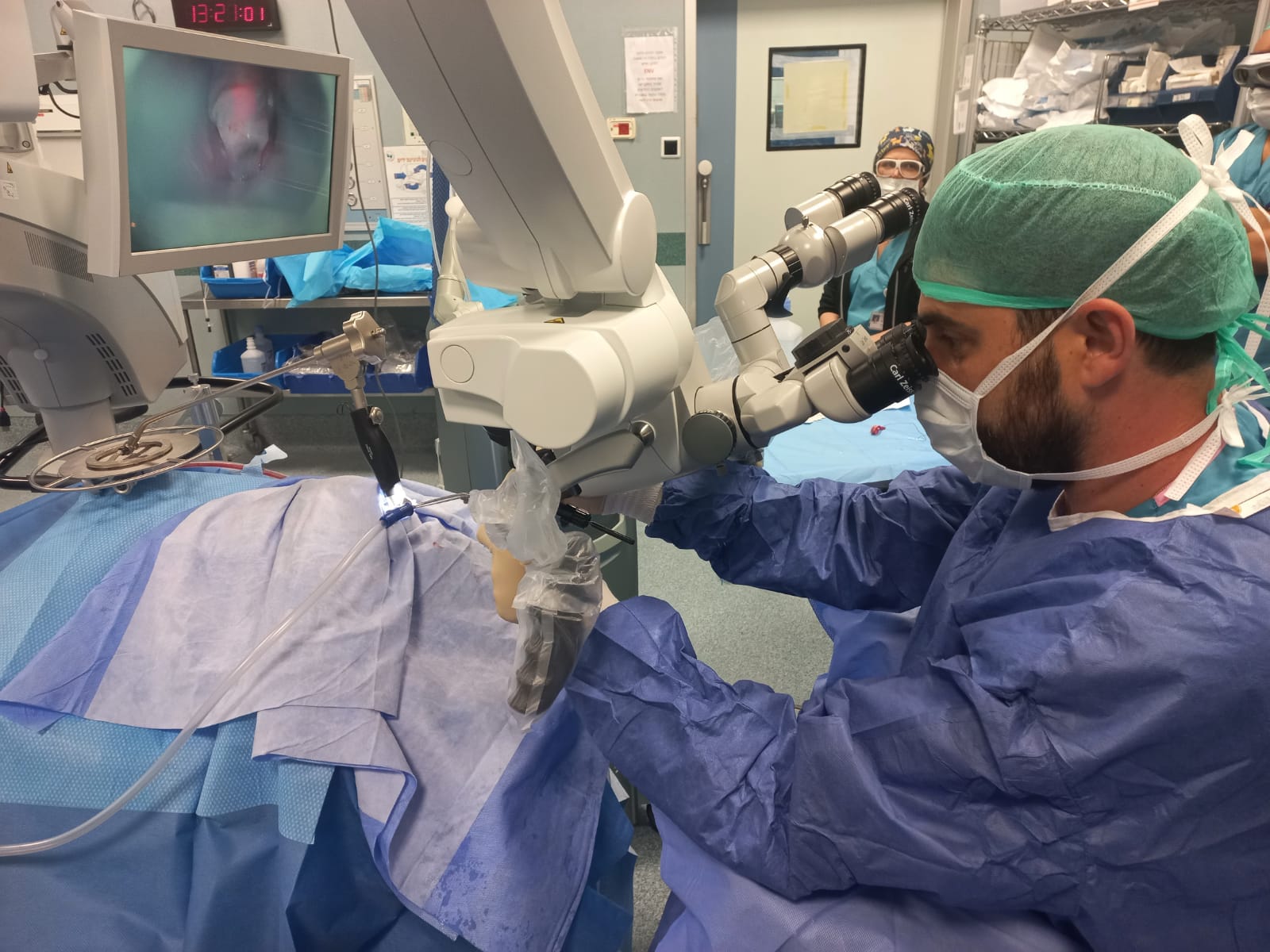 الدكتور ايلي حنا ليوس من معليا يقود ثورة تكنولوجية في عمليات الاوتار الصوتية في المركز الطبي الجليل 