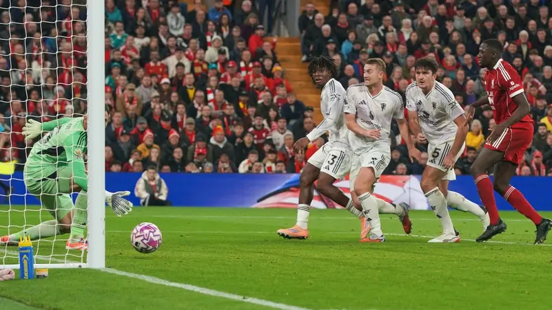 مانشستر يونايتد يزيد متاعب ليفربول وسلوت بهزيمة رابعة