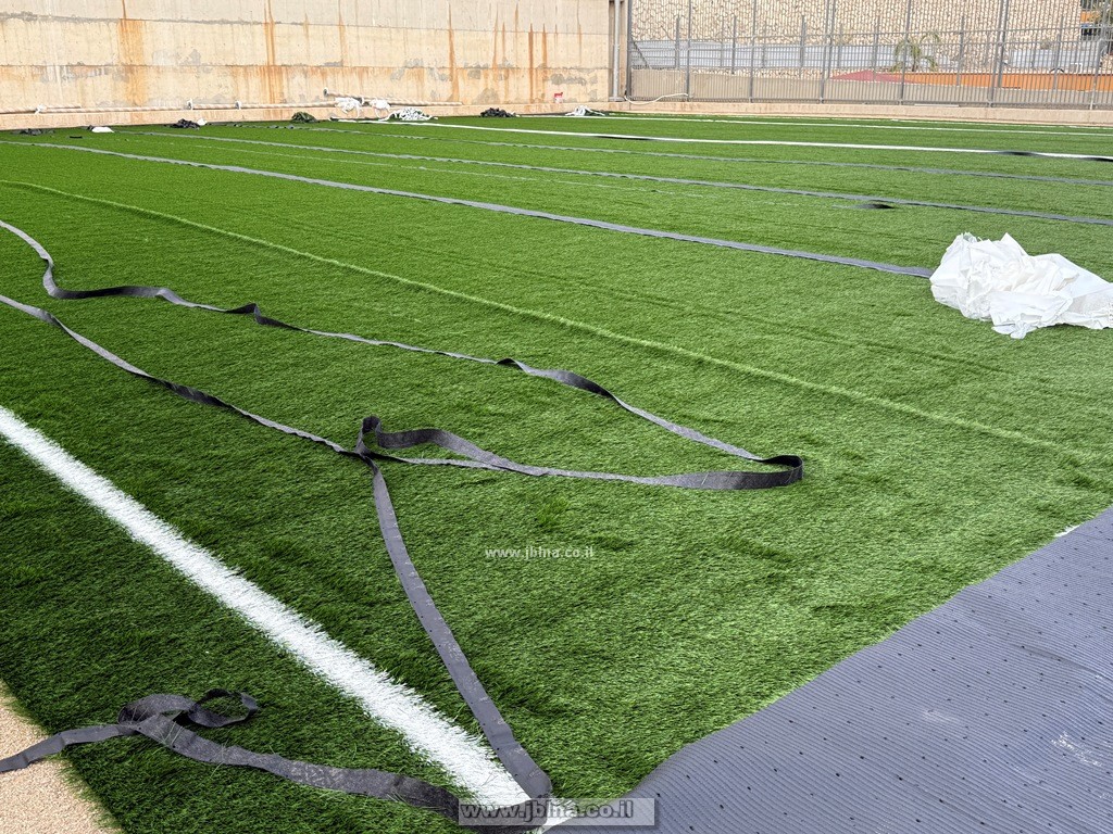 بدء أعمال ترميم أرضية ملعب معليا بالعشب الهولندي الجديد