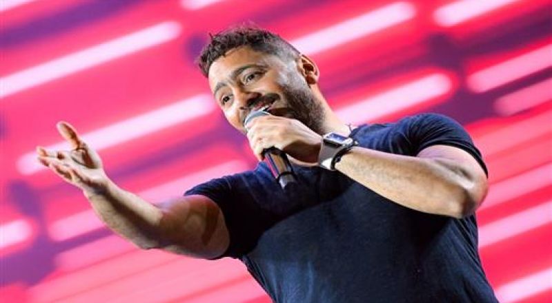 تامر حسني يغني جالساً في حفله القادم بعد تحسن حالته الصحية