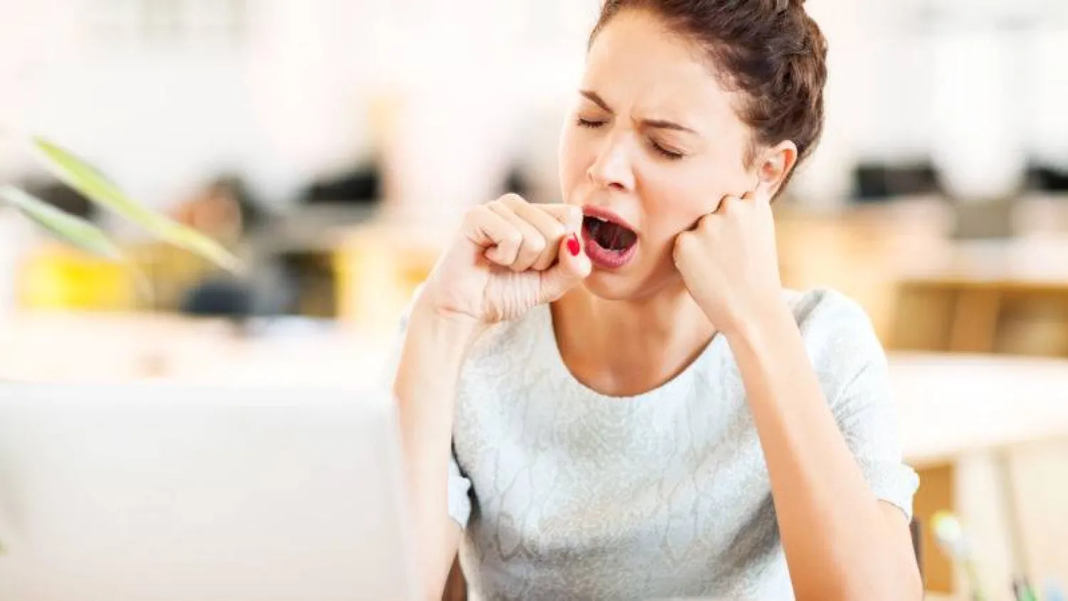 دراسة: قلة النوم تستنزف صحة الدماغ وتقصّر العمر