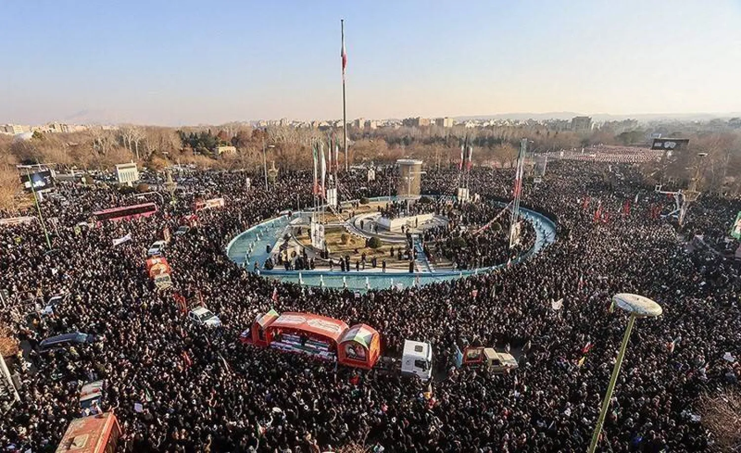 طهران تنظم تظاهرات مضادة للاحتجاجات... وتوجه رسائل دبلوماسية