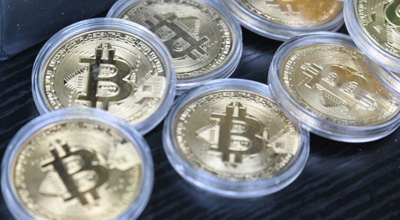 عملة  البيتكوين تقود موجة هبوط تمحو نحو 500 مليار دولار من سوق العملات المشفرة