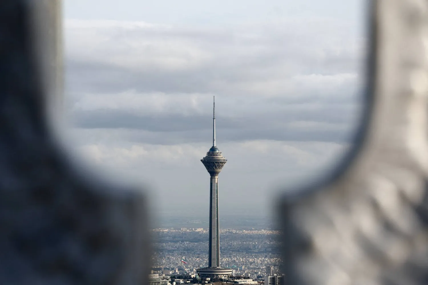 إيران تحذر من استهداف «جزرها»... وتلوح بتوسيع الحرب إلى «باب المندب»