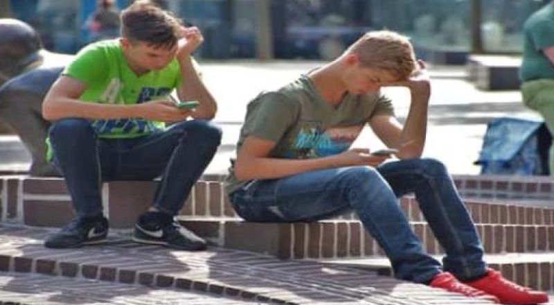 كيف يعزز إدمان الإنترنت اضطراب بنية النوم لدينا